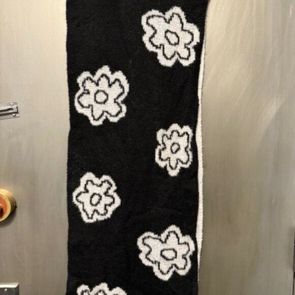 Retro Oversized Flower Black & White Scarf – Reversable - Picture 6 of 16